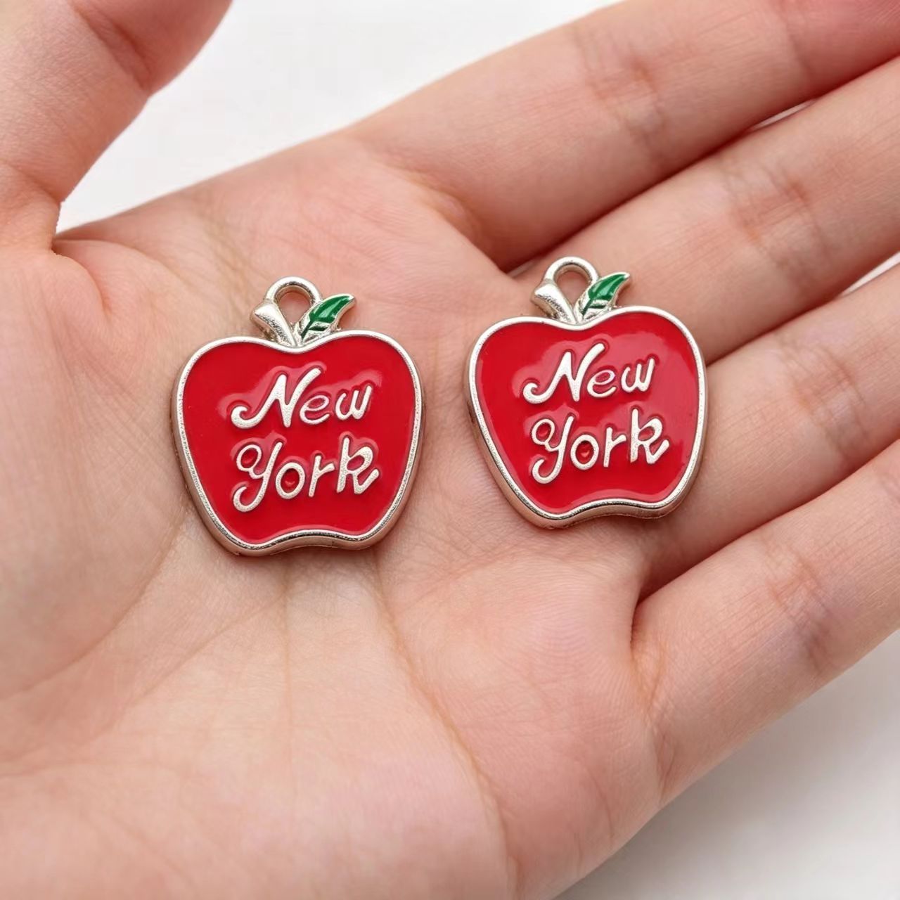 10 Stück Emaille-Apfel-New-Yor – Jewelry Making York Bewertung und Preis